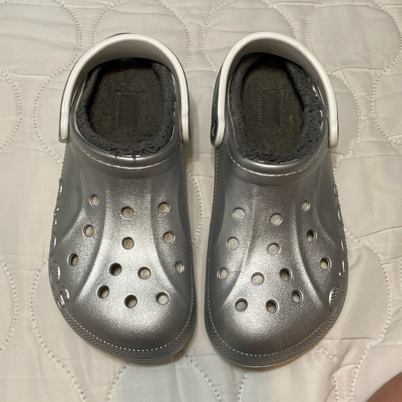Crocs, silver, lined, sz. W9, M7 - Picture 1 of 2